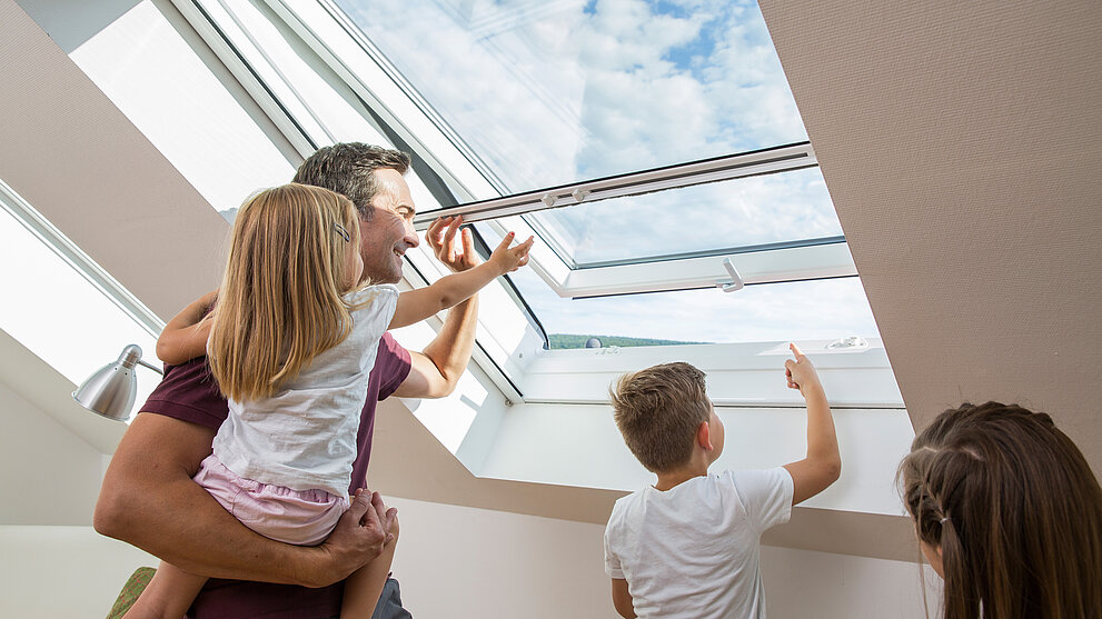 Dachfenster-Rollo gegen Insekten an Velux-Fenster